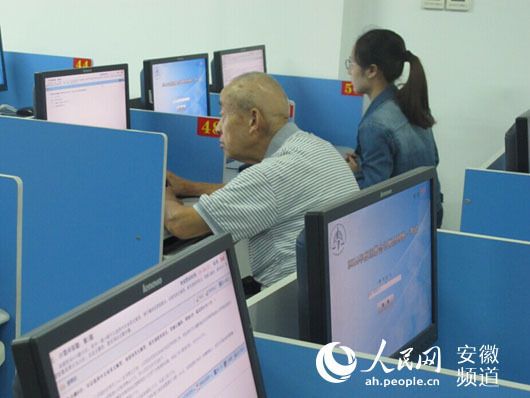 姚老爺子與旁邊的年輕考生形成了鮮明對(duì)比